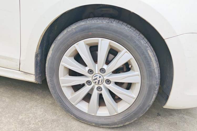 Used Volkswagen Sagitar 2014 Revised Version 1.6L Automatic Comfort Edition Right Front Wheel Hub