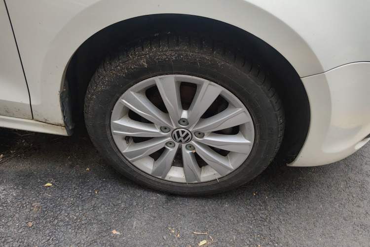 Used Volkswagen Sagitar 2014 1.4TSI Automatic Luxury Model Right Front Wheel Hub