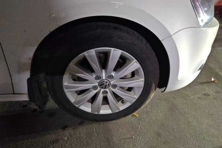 Used Volkswagen Sagitar 2014 1.4TSI Automatic Luxury Model Right Front Wheel Hub
