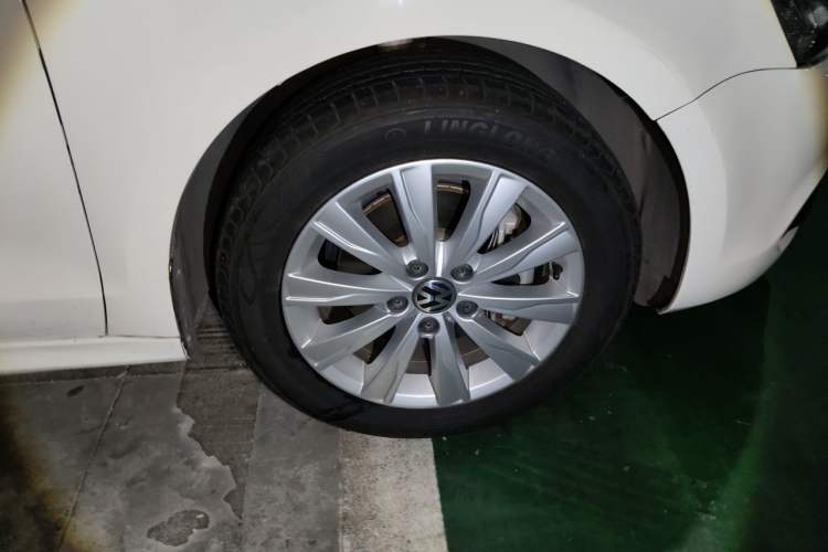 Used Volkswagen Sagitar 2014 1.4TSI Automatic Luxury Model Right Front Wheel Hub