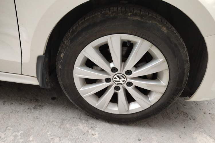 Used Volkswagen Sagitar 2014 1.6L Manual Comfort Model Right Front Wheel Hub