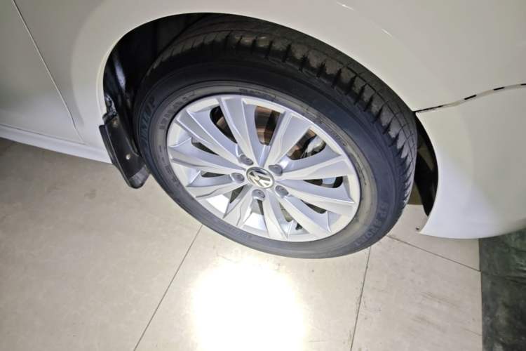 Used Volkswagen Sagitar 2014 Revised Version 1.4TSI Automatic Luxury Edition Right Front Wheel Hub