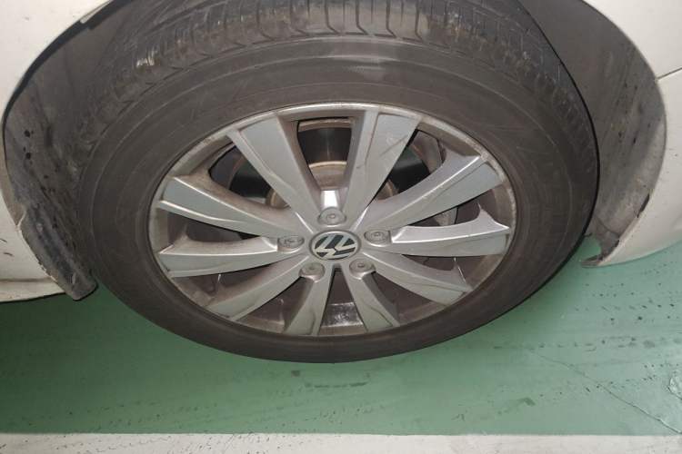 Used Volkswagen Sagitar 2014 Revised Version 1.6L Automatic Comfort Edition Right Front Wheel Hub