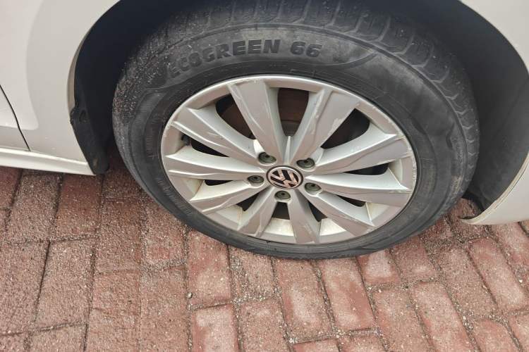 Used Volkswagen Sagitar 2014 1.4TSI Automatic Fashion Edition Right Front Wheel Hub