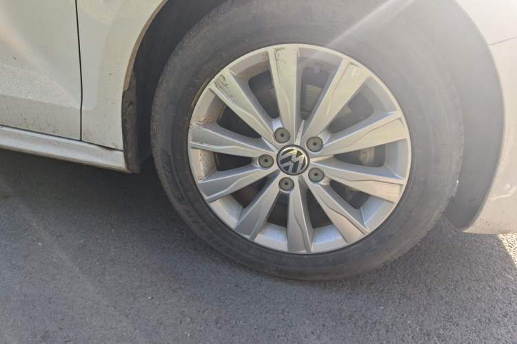 Used Volkswagen Sagitar 2014 1.6L Manual Comfort Model Right Front Wheel Hub