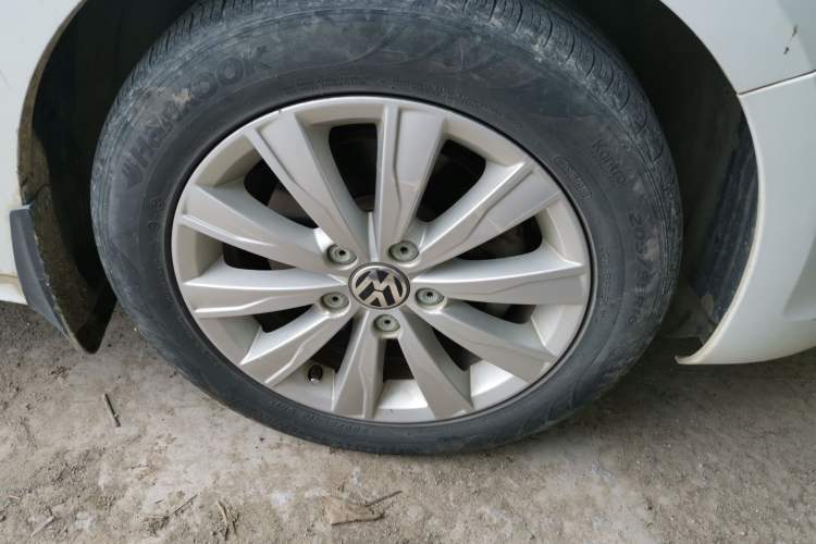 Used Volkswagen Sagitar 2014 1.4TSI Automatic Luxury Model Right Front Wheel Hub