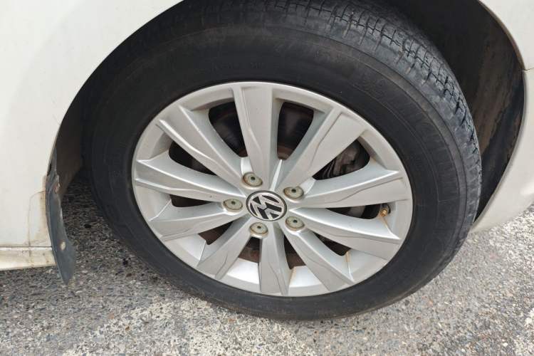 Used Volkswagen Sagitar 2014 Revised Version 1.4TSI Manual Luxury Edition Right Front Wheel Hub