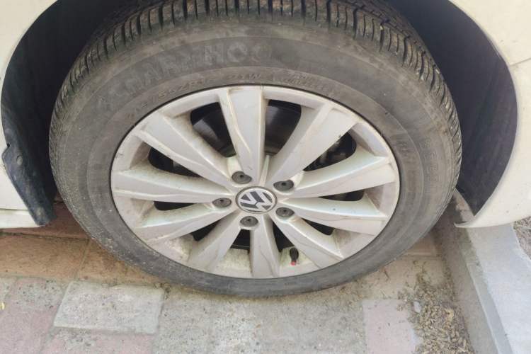 Used Volkswagen Sagitar 2014 1.4TSI Automatic Luxury Model Right Front Wheel Hub