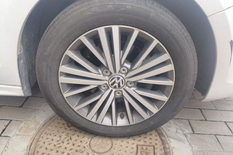 Used Volkswagen Sagitar 2014 1.4TSI Automatic Flagship Edition Right Front Wheel Hub