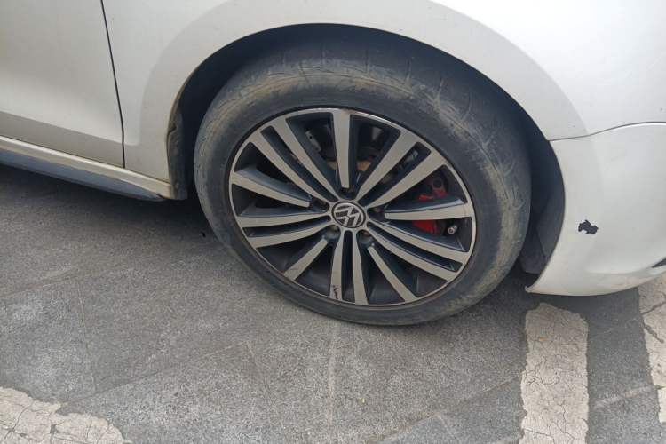 Used Volkswagen Sagitar 2014 Revised Version 1.4TSI Automatic Luxury Edition Right Front Wheel Hub