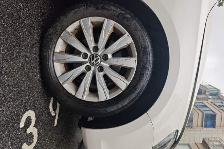 Used Volkswagen Sagitar 2014 1.6L Automatic Comfort Model Right Front Wheel Hub