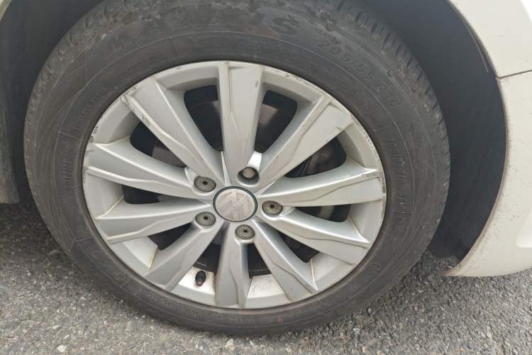 Used Volkswagen Sagitar 2014 Revised Version 1.4TSI Automatic Luxury Edition Right Front Wheel Hub