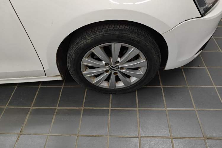 Used Volkswagen Sagitar 2014 1.4TSI Automatic Luxury Model Right Front Wheel Hub