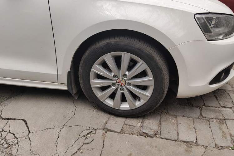 Used Volkswagen Sagitar 2014 1.6L Automatic Comfort Model Right Front Wheel Hub