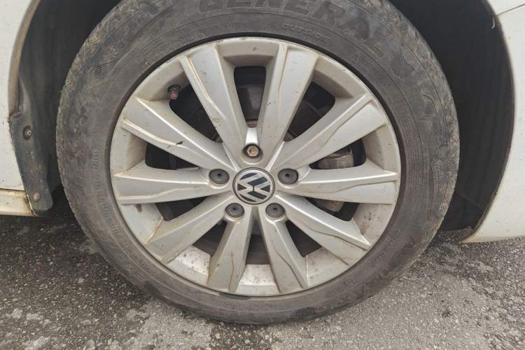 Used Volkswagen Sagitar 2014 Revised Version 1.6L Automatic Comfort Edition Right Front Wheel Hub