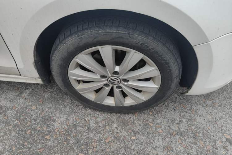 Used Volkswagen Sagitar 2014 Revised Version 1.4TSI Automatic Luxury Edition Right Front Wheel Hub