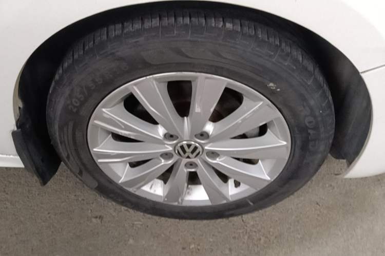 Used Volkswagen Sagitar 2014 Revised Version 1.6L Manual Comfort Edition Right Front Wheel Hub