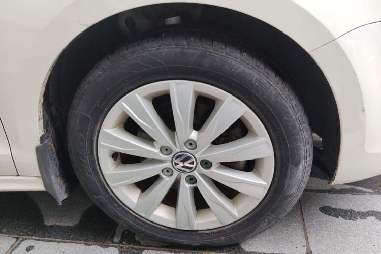 Used Volkswagen Sagitar 2014 1.4TSI Automatic Luxury Model Right Front Wheel Hub
