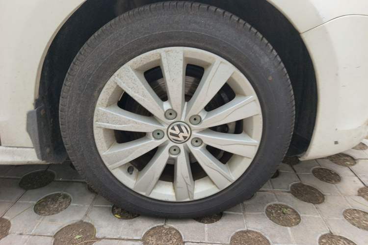 Used Volkswagen Sagitar 2014 Revised Version 1.6L Manual Comfort Edition Right Front Wheel Hub