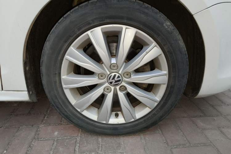 Used Volkswagen Sagitar 2014 Revised Version 1.6L Manual Comfort Edition Right Front Wheel Hub