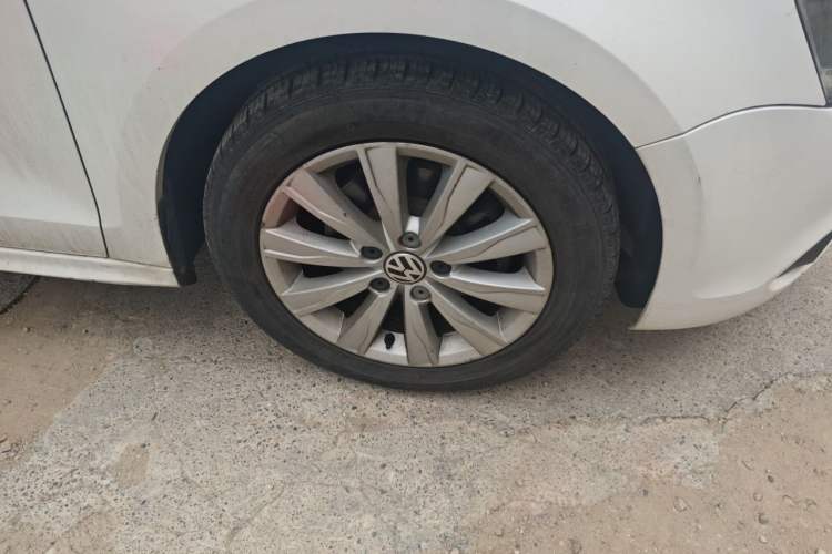 Used Volkswagen Sagitar 2014 Revised Version 1.6L Manual Comfort Edition Right Front Wheel Hub