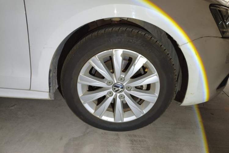 Used Volkswagen Sagitar 2014 1.6L Automatic Comfort Model Right Front Wheel Hub