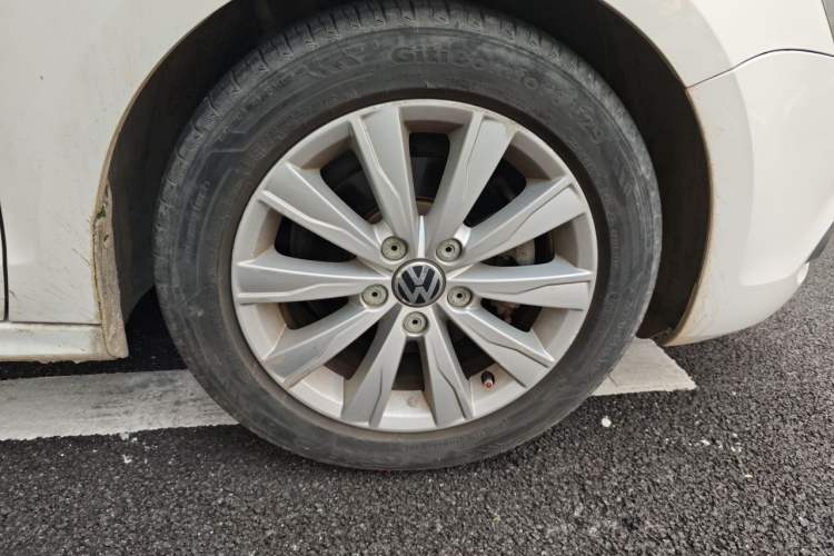 Used Volkswagen Sagitar 2014 1.6L Manual Comfort Model Right Front Wheel Hub