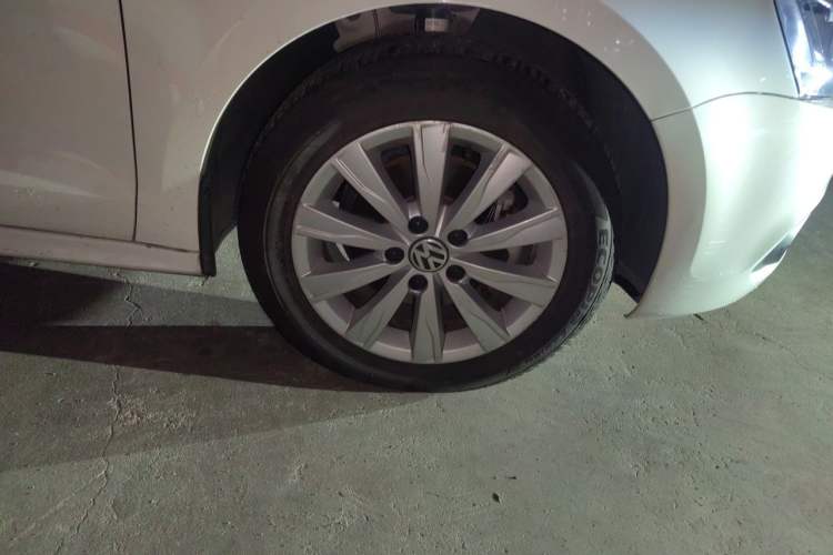 Used Volkswagen Sagitar 2014 Revised Version 1.4TSI Automatic Luxury Edition Right Front Wheel Hub