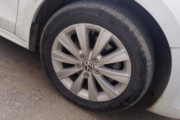 Used Volkswagen Sagitar 2014 1.4TSI Automatic Luxury Model Right Front Wheel Hub