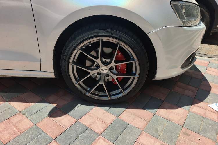 Used Volkswagen Sagitar 2014 Revised Version 1.4TSI Automatic Luxury Edition Right Front Wheel Hub