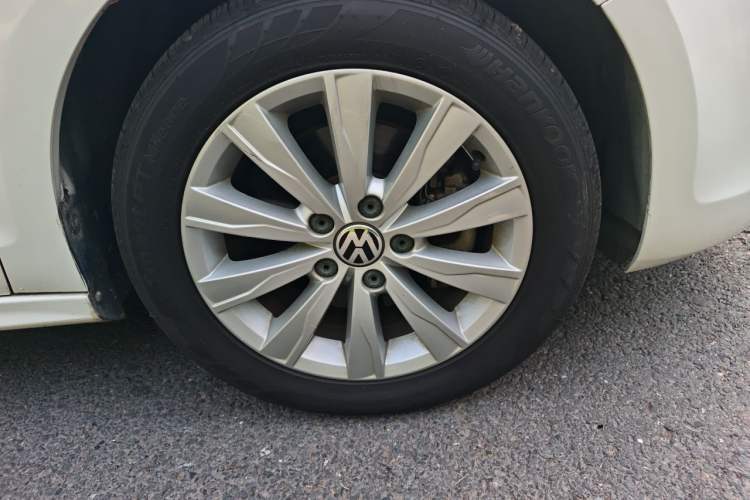Used Volkswagen Sagitar 2014 Revised Version 1.4TSI Automatic Luxury Edition Right Front Wheel Hub