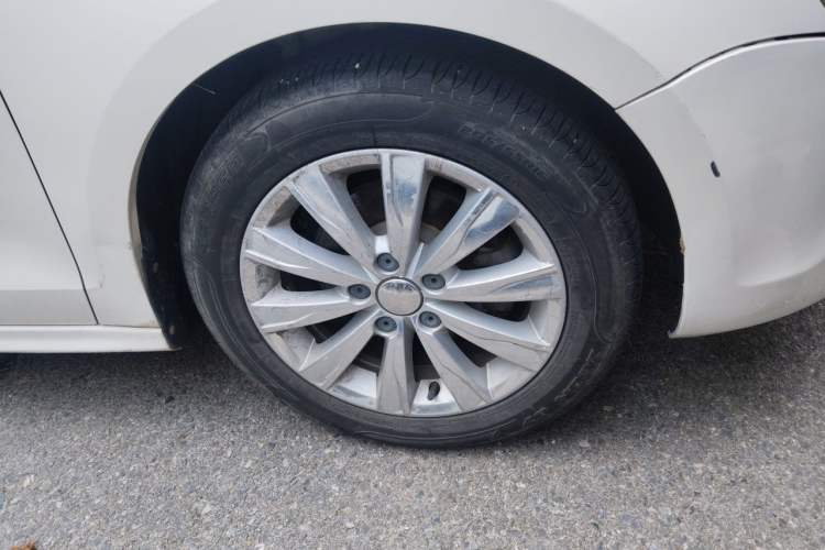 Used Volkswagen Sagitar 2014 1.6L Automatic Comfort Model Right Front Wheel Hub