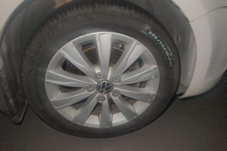 Used Volkswagen Sagitar 2014 1.4TSI Automatic Luxury Model Right Front Wheel Hub