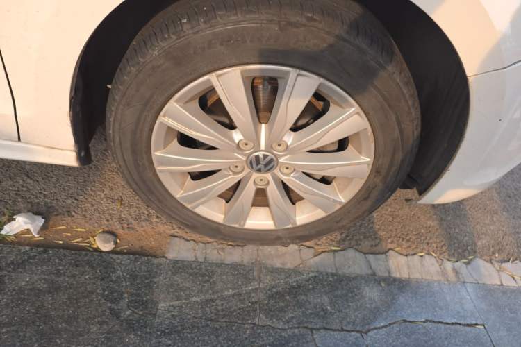 Used Volkswagen Sagitar 2014 Revised Version 1.4TSI Automatic Luxury Edition Right Front Wheel Hub