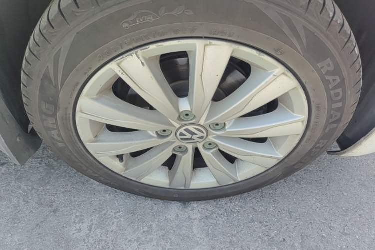 Used Volkswagen Sagitar 2014 1.6L Automatic Comfort Model Right Front Wheel Hub