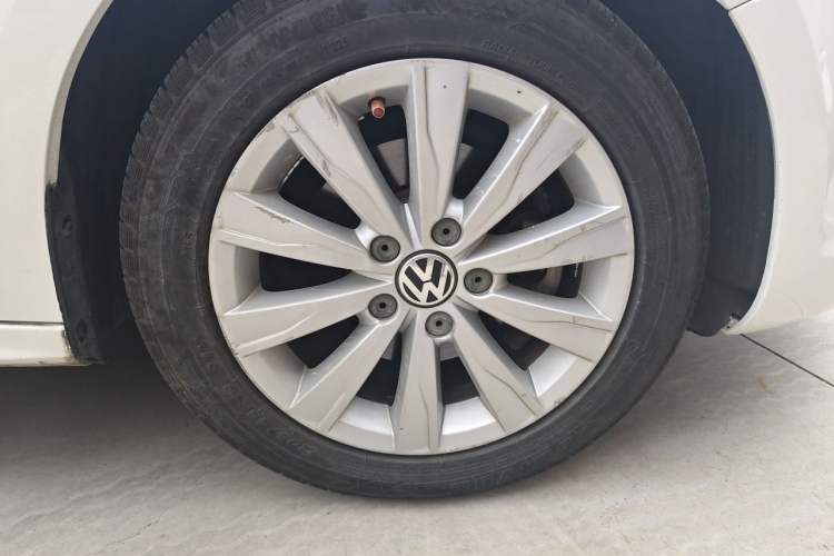 Used Volkswagen Sagitar 2014 Revised Version 1.6L Automatic Leading Edition Right Front Wheel Hub