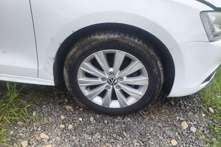 Used Volkswagen Sagitar 2014 Revised Version 1.4TSI Automatic Luxury Edition Right Front Wheel Hub