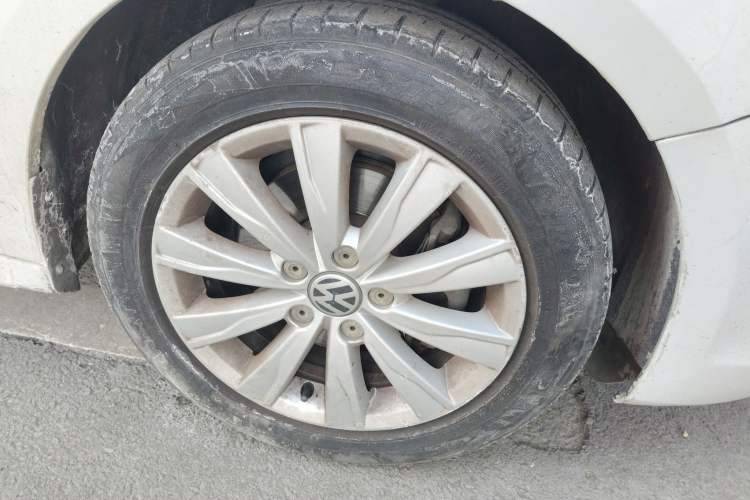 Used Volkswagen Sagitar 2014 Revised Version 1.4TSI Automatic Luxury Edition Right Front Wheel Hub