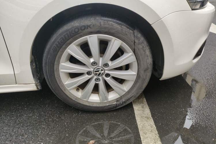 Used Volkswagen Sagitar 2014 1.6L Manual Comfort Model Right Front Wheel Hub