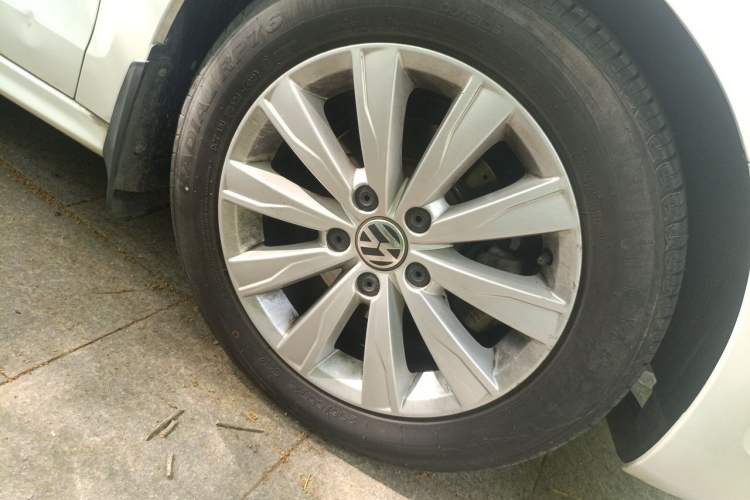 Used Volkswagen Sagitar 2014 Revised Version 1.6L Manual Comfort Edition Right Front Wheel Hub