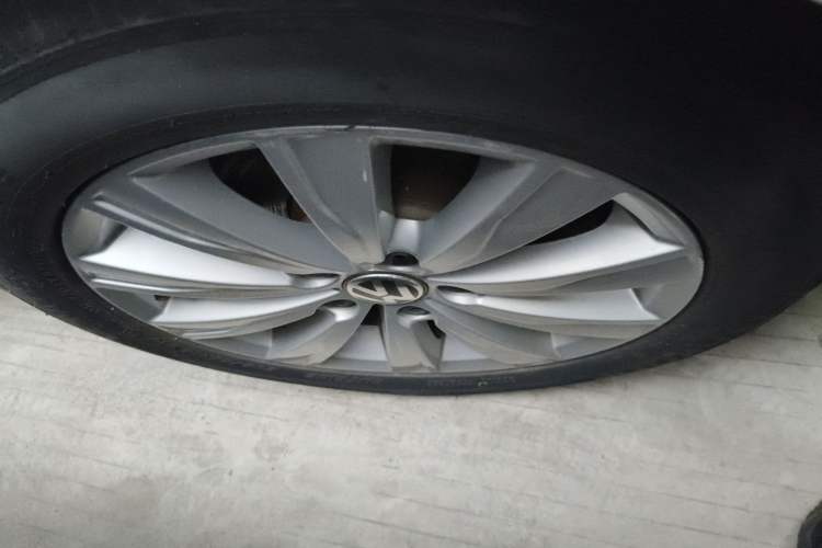 Used Volkswagen Sagitar 2014 1.4TSI Automatic Luxury Model Right Front Wheel Hub