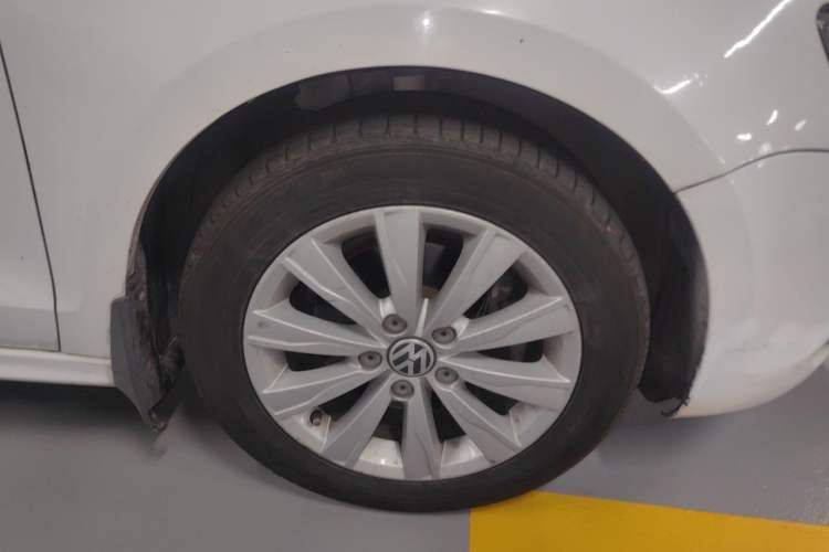 Used Volkswagen Sagitar 2014 Revised Version 1.4TSI Automatic Luxury Edition Right Front Wheel Hub