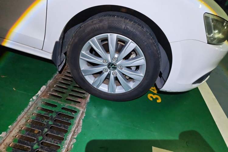 Used Volkswagen Sagitar 2014 Revised Version 1.4TSI Automatic Luxury Edition Right Front Wheel Hub
