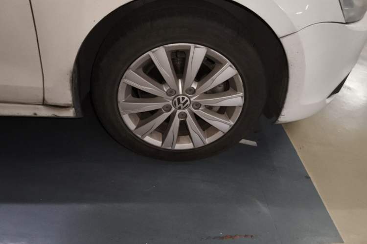 Used Volkswagen Sagitar 2014 1.4TSI Automatic Luxury Model Right Front Wheel Hub