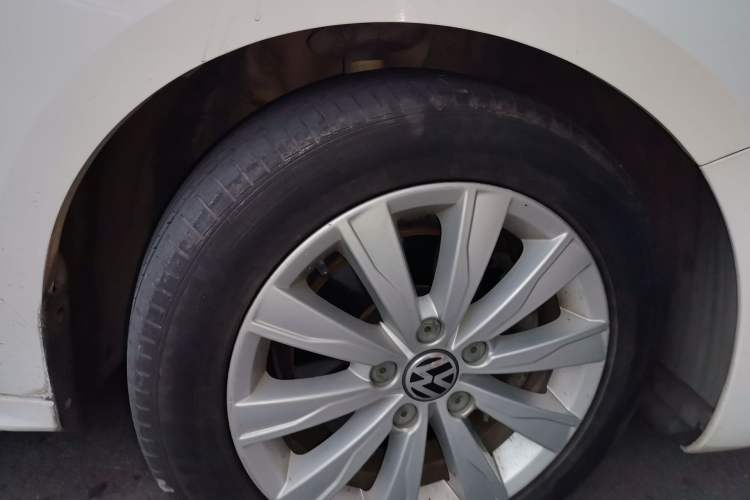 Used Volkswagen Sagitar 2014 Revised Version 1.4TSI Manual Luxury Edition Right Front Wheel Hub
