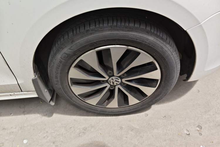 Used Volkswagen Sagitar 2014 1.4TSI BlueMotion Edition Right Front Wheel Hub