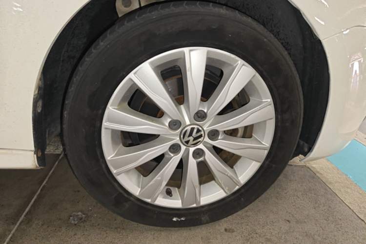 Used Volkswagen Sagitar 2014 Revised Version 1.6L Automatic Comfort Edition Right Front Wheel Hub