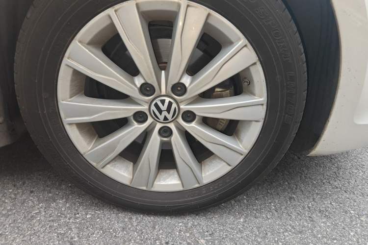 Used Volkswagen Sagitar 2014 Revised Version 1.6L Manual Leading Edition Right Front Wheel Hub