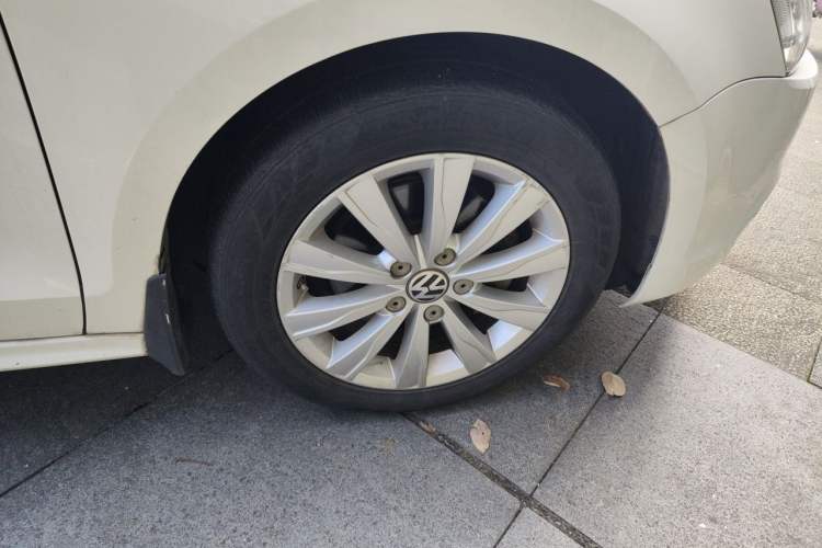 Used Volkswagen Sagitar 2014 Revised Version 1.4TSI Automatic Luxury Edition Right Front Wheel Hub