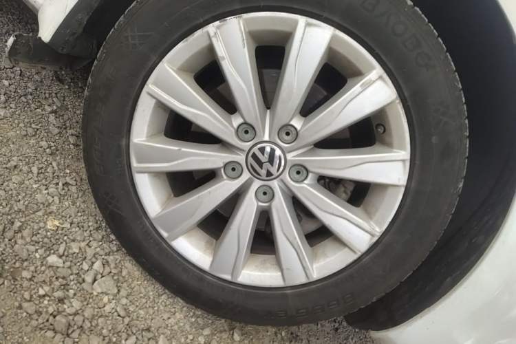 Used Volkswagen Sagitar 2014 Revised Version 1.4TSI Automatic Luxury Edition Right Front Wheel Hub